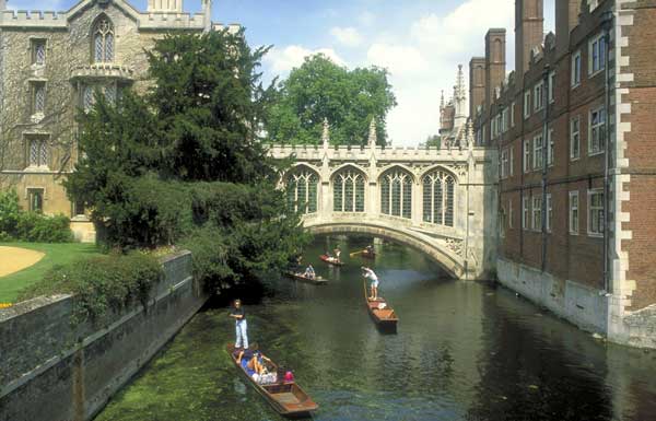 punting-under-the-bridge-of-sighs