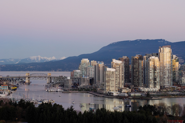 The Vancouver skyline, complete with mountains |©Albert Normandin