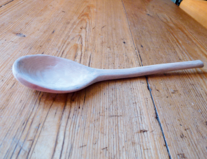 9. FINISHED SPOON
Practise makes better – and this version actually looks like a spoon. I’m on my third attempt and they’re getting better. Sand it if you want a smoother finish and oil it if you like. This one took three hours from start to saucepan.